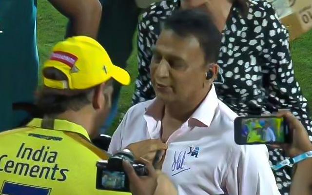 "Who doesn't like MS Dhoni?" - The first thing Sunil Gavaskar did after getting Dhoni's signature