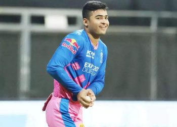 In the Men's Emerging Teams Asia Cup 2023, Riyan Parag strategically plots Sahibzada Farhan's ejection against Pakistan.