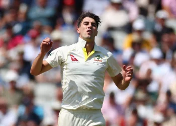 The person watching this must be completely insane. - In the fourth Ashes Test, which is now taking place, Glenn McGrath and Darren Berry criticize Pat Cummins for his subpar leadership.