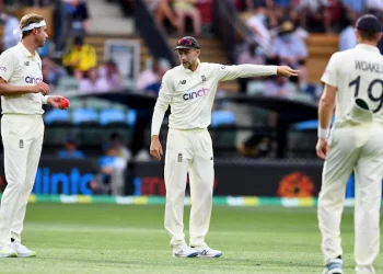 On Day 1 at Old Trafford, Chris Woakes and Stuart Broad lead England's attempt to establish dominance on Twitter