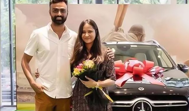 Jaydev Unadkat purchases an SUV from Mercedes-Benz for more than INR 1 crore.