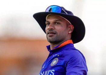 While at the Mahakaleshwar Temple, Shikhar Dhawan offers prayers for India's victory in the ODI World Cup.