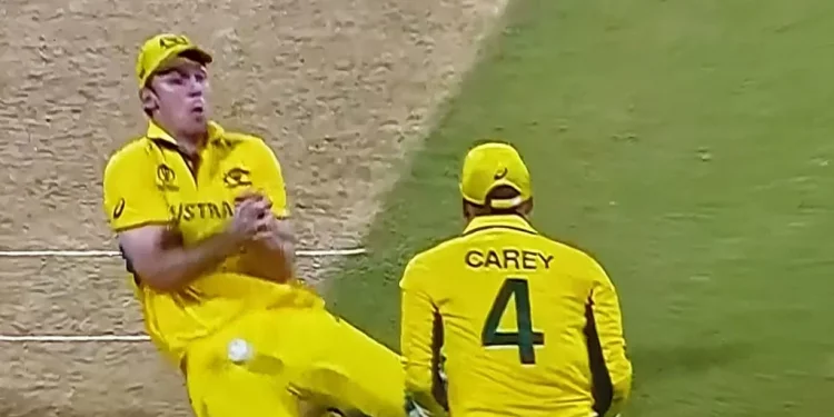Fans reacted after seeing the picture of Mitchell Marsh dropping Virat Kohli's catch go viral.