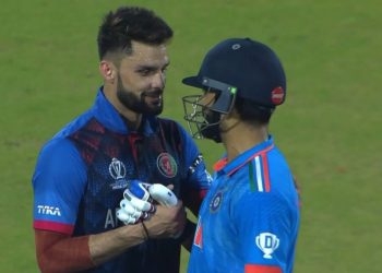 Virat Kohli and Naveen-ul-Haq smile at Arun Jaitley during the ODI World Cup in 2023.