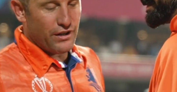 Watch: As the Netherlands bids India farewell, Virat Kohli gives a shirt to Roelof van der Merwe.