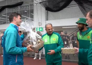 Sourav Ganguly shown up with Christmas gifts for Steve Waugh. Kerry O'Keeffe inquires