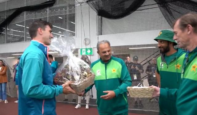 Sourav Ganguly shown up with Christmas gifts for Steve Waugh. Kerry O'Keeffe inquires