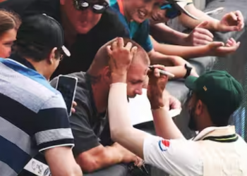 AUS vs PAK: Hasan Ali makes a humorous gesture on a fan's forehead during the Boxing Day Test; the image goes viral