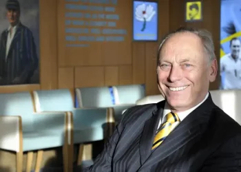 Colin Graves returns as chairman after apologizing for his racism at Yorkshire