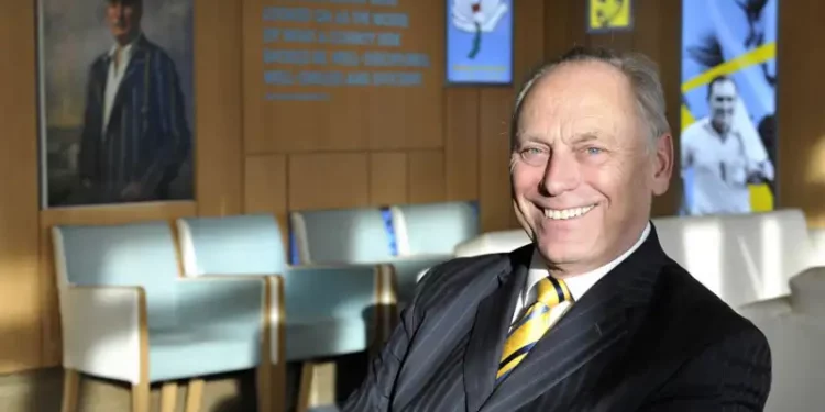 Colin Graves returns as chairman after apologizing for his racism at Yorkshire