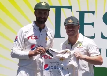 Shan Masood gives David Warner Babar Azam's shirt