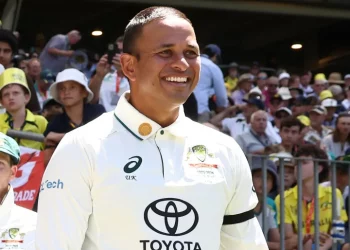 Usman Khawaja wears a dove and olive branch sign on his shoes and bat in the BBL 2024.