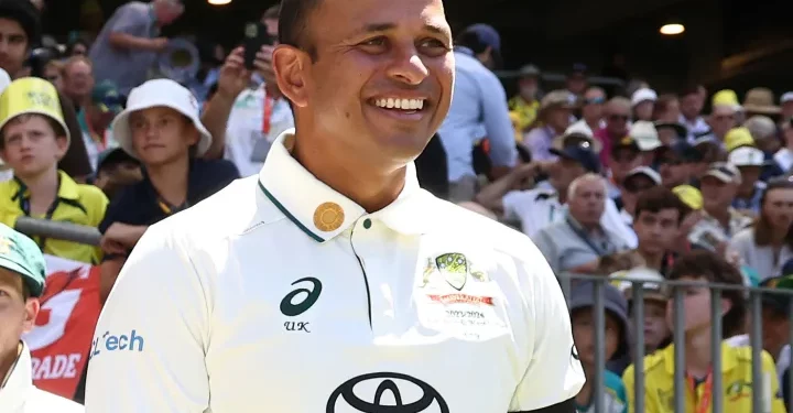 Usman Khawaja wears a dove and olive branch sign on his shoes and bat in the BBL 2024.