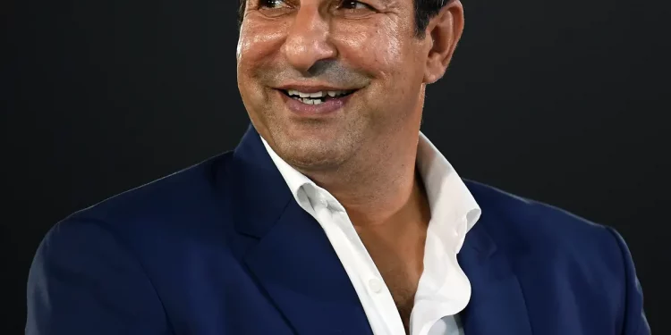 Wasim Akram chastises a fan for making a crude remark about his wife, saying, "I would like to meet your parents."