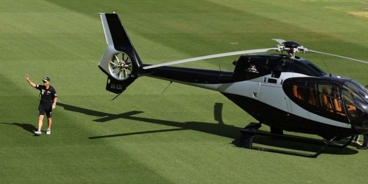 David Warner makes a spectacular helicopter SCG arrival