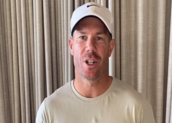 The PM of Australia pleads in vain as David Warner starts the last Test in Sydney without his baggy green shirt.