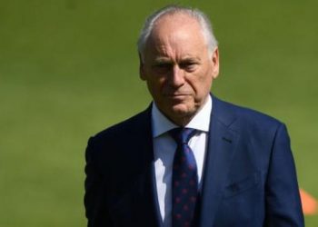 Colin Graves leaves Yorkshire and apologizes for his earlier actions.