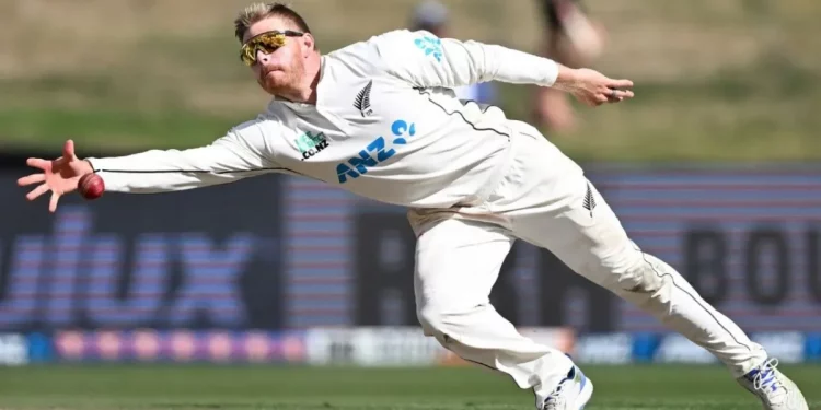 2024 New Zealand vs. South Africa: Glenn Phillips' one-handed acrobatics send Keegan Petersen reeling