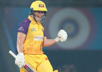 Grace Harris plays a strong innings against the Gujarat Giants, and Reema Malhotra compliments her for "batting gracefully."