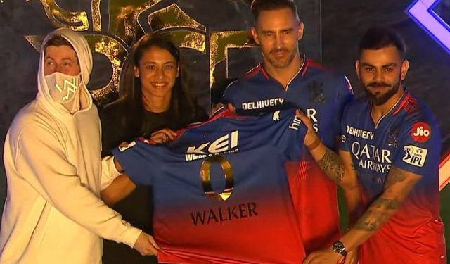 At the unbox event, Alan Walker receives the new RCB jersey from Kohli, Faf, and Smriti.