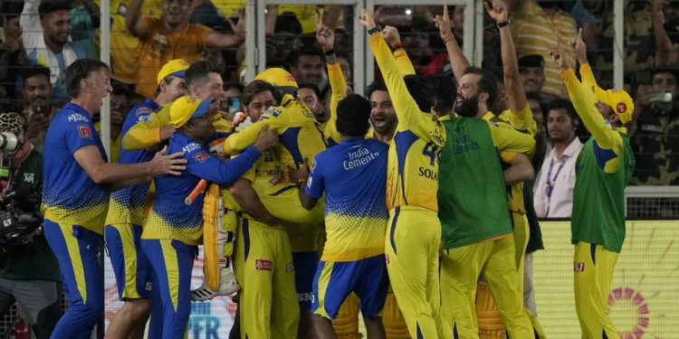 Funny jokes on MS Dhoni's victory lift from the 2023 IPL by Ravindra Jadeja