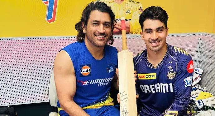 MS Dhoni signs Rahmanullah Gurbaz's bat in the IPL 2024