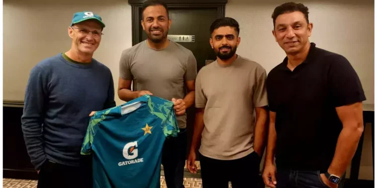 Before the England T20Is, Babar Azam gives a hearty hug to Gary Kirsten