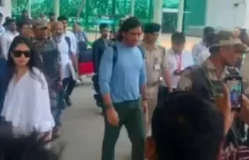 Watch MS Dhoni's return to Ranchi following a devastating defeat to the RCB in Bengaluru