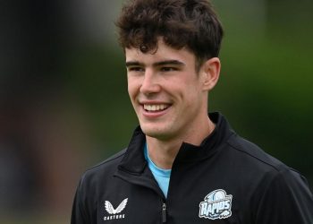 Josh Baker, a Worcestershire spinner, dies at age 20
