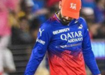 Virat Kohli Flicks Bails in Disappointment After RR Loss, Video Goes Viral