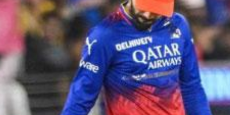 Virat Kohli Flicks Bails in Disappointment After RR Loss, Video Goes Viral