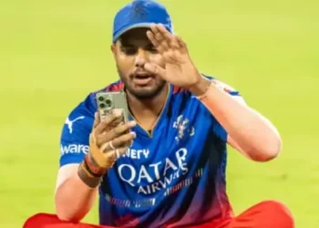 "Mom, how are you feeling?" Yash Dayal welcomes his mother after hitting a game-winning over in the CSK contest