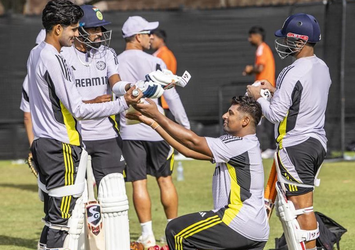 Sarfaraz Khan goes down on one knee, presents Shubman Gill bat to during training session in Perth