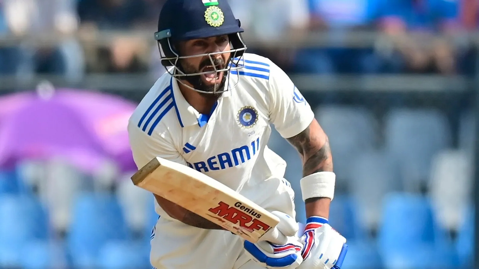 Watch: Virat Kohli walk to bat amid boos at MCG