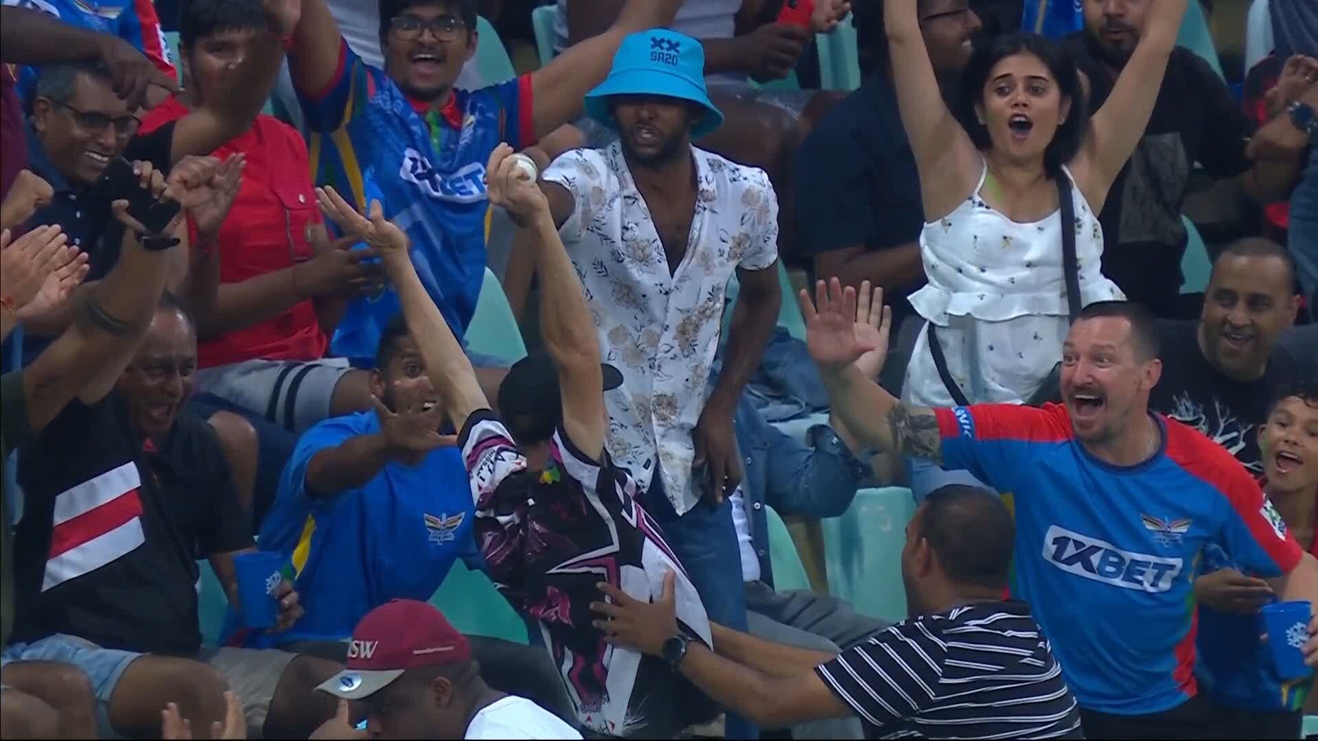 Watch: Fan plucks amazing one-handed catch to pocket INR 90 lakh in SA20 game