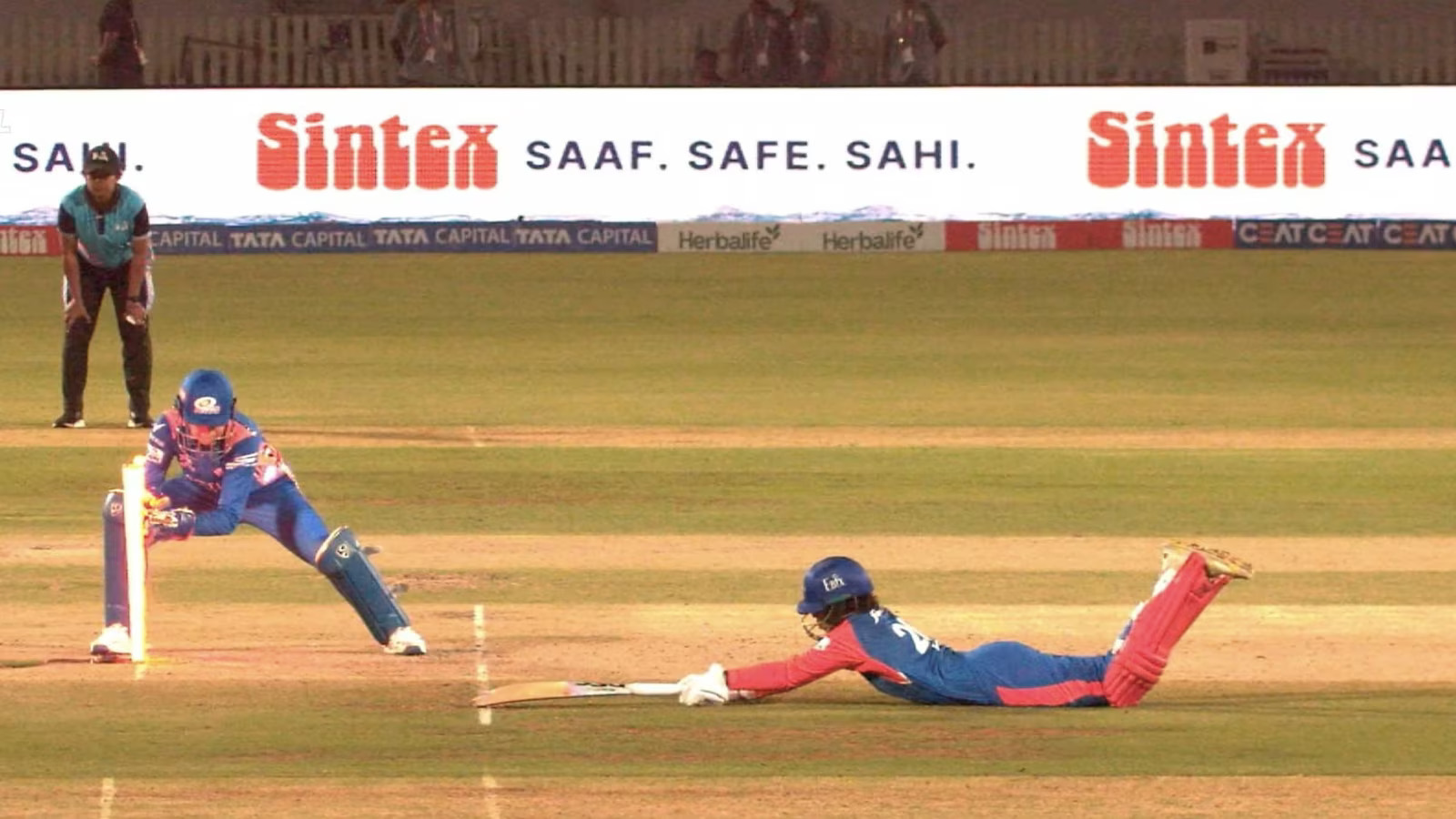 WPL 2025: Run-out calls in MI-DC clash spotlight rules around LED stumps
