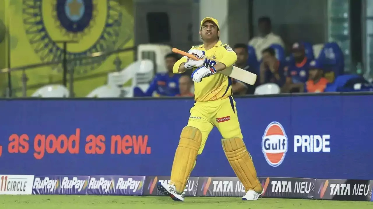 [WATCH] IPL 2025: MS Dhoni gives Chepauk crowd 'Thala Dharisanam' during CSK vs MI match