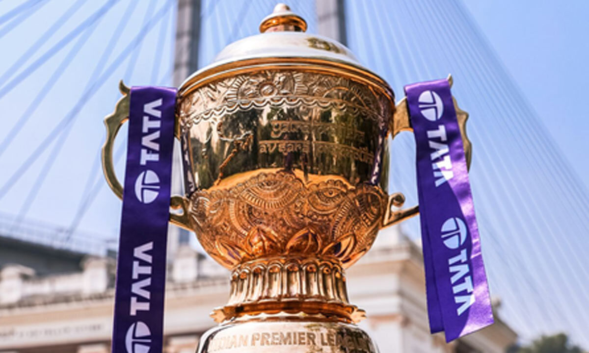 KKR's IPL 2024 Trophy Tour excites fans at Kolkata's City Center