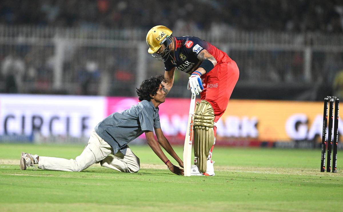 WATCH: IPL 2025: Pitch invader causes disruption during tournament start to meet Virat Kohli