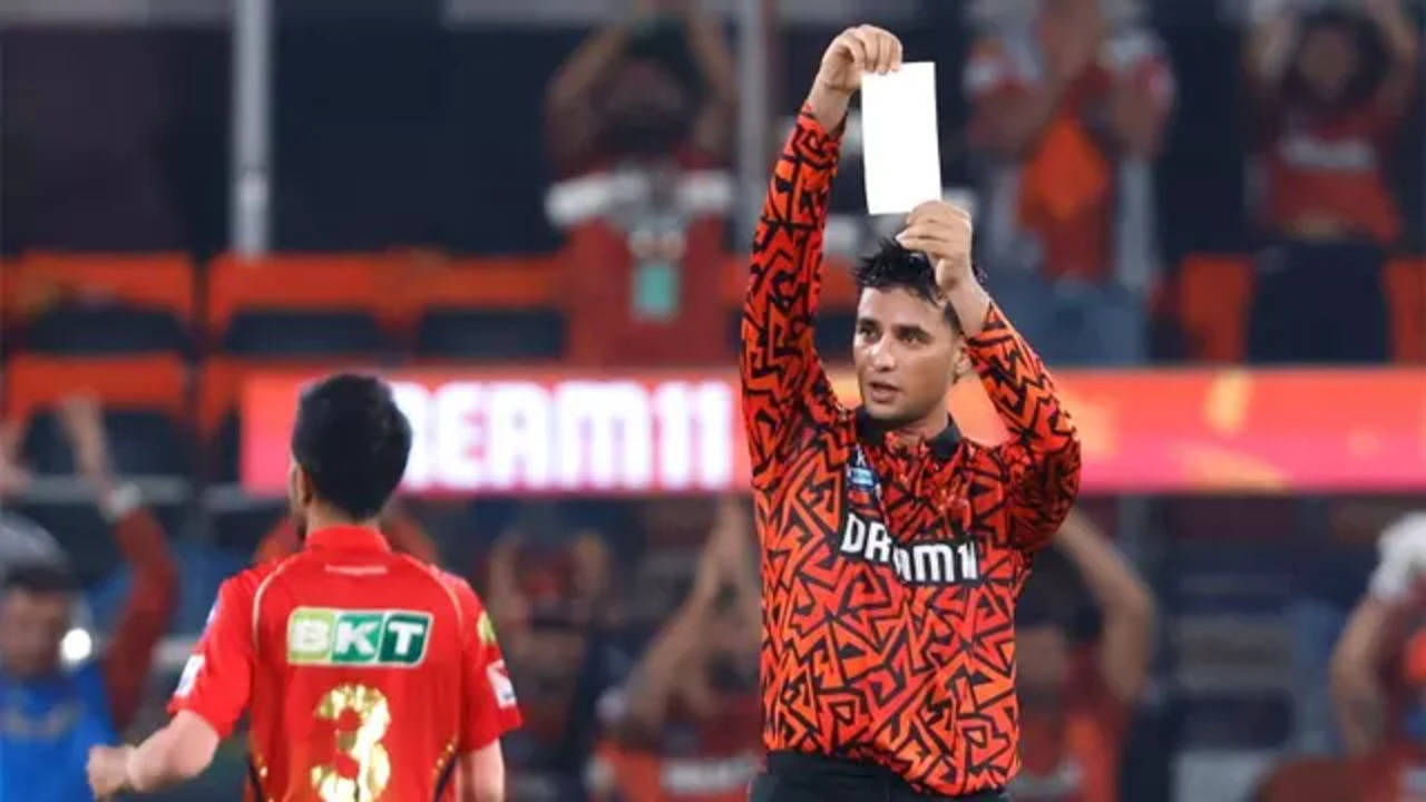 [WATCH] IPL 2025: Abhishek Sharma shows 'This one is for Orange Army' note to celebrate 40-ball century vs PBKS