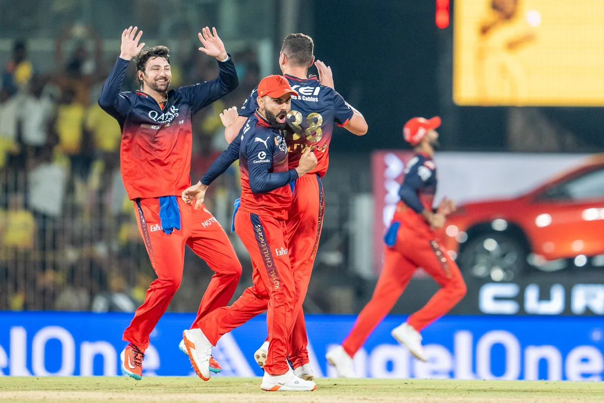 'Just pull off the signage and try'- Simon Doull's funny advice to RCB for winning in home