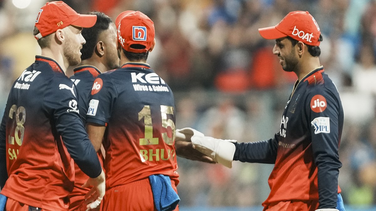 WATCH: Jitesh Sharma masterminds Ryan Rickelton's wicket with his DRS wizardry in MI vs RCB match