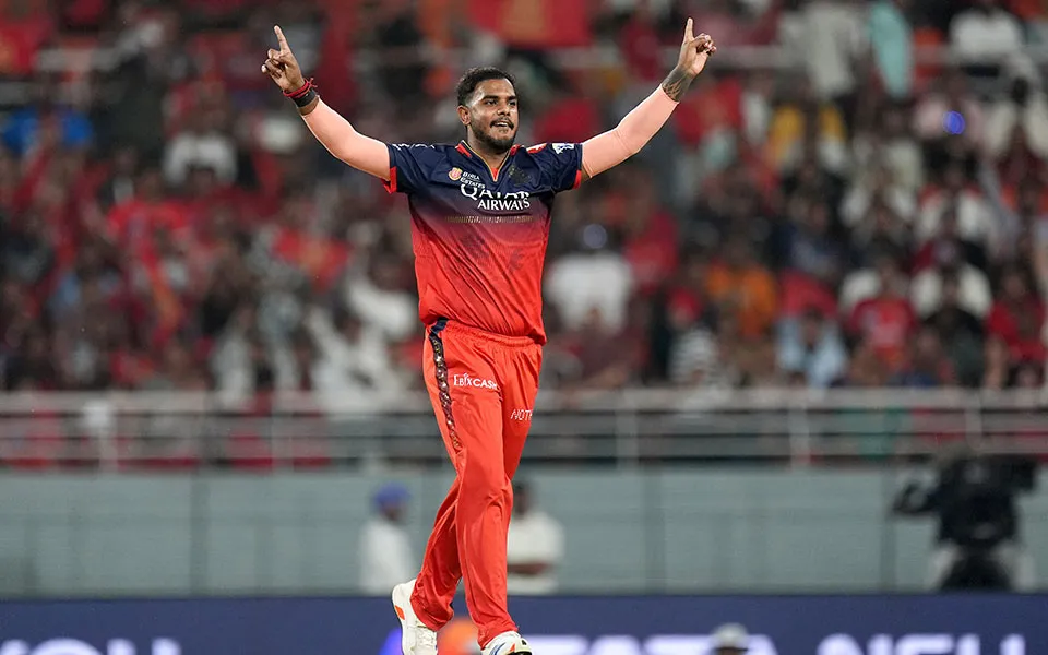 [Watch] IPL 2025: Yash Dayal strikes early to get rid of Priyansh Arya