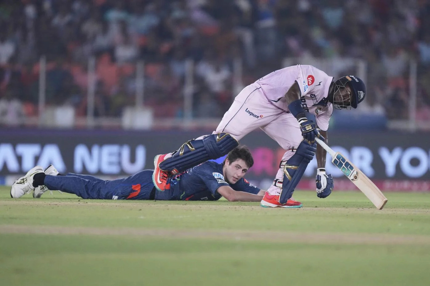 IPL 2025: Sherfane Rutherford collides with Will O'Rourke in GT-LSG match