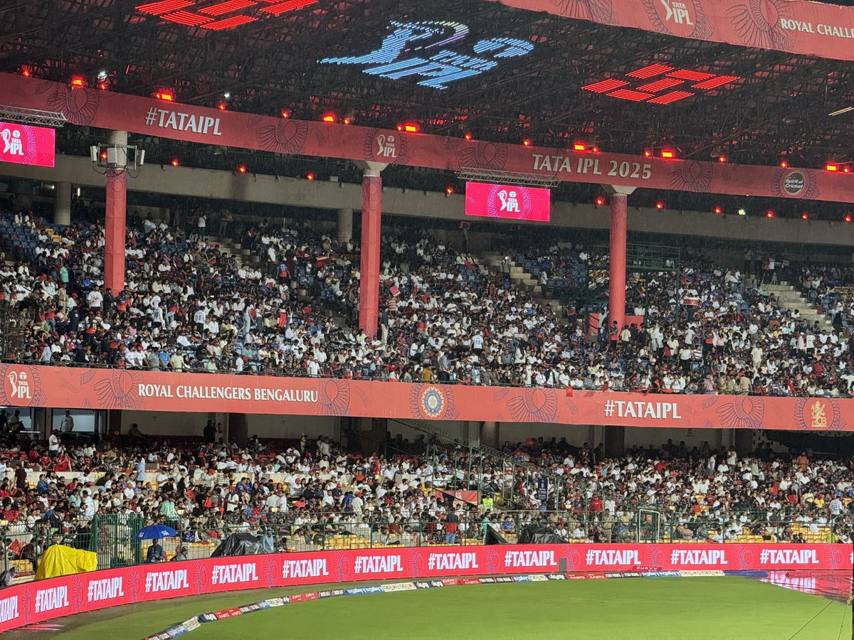 'Fans' love for him is something special' - Sanjay Manjrekar in awe as fans paint Chinnaswamy white to honour Virat Kohli