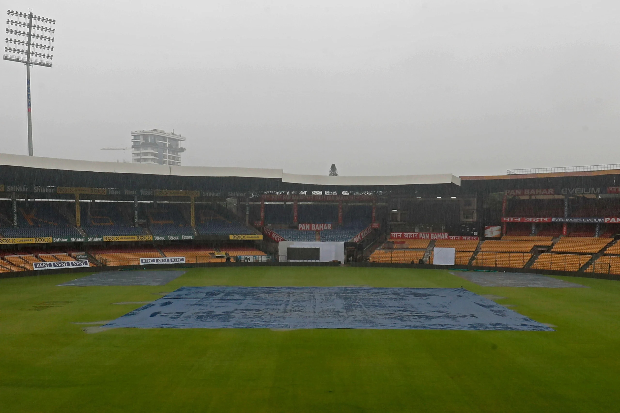 IPL 2025: RCB vs CSK, Match 52 – M Chinnaswamy Stadium today weather forecast & pitch report