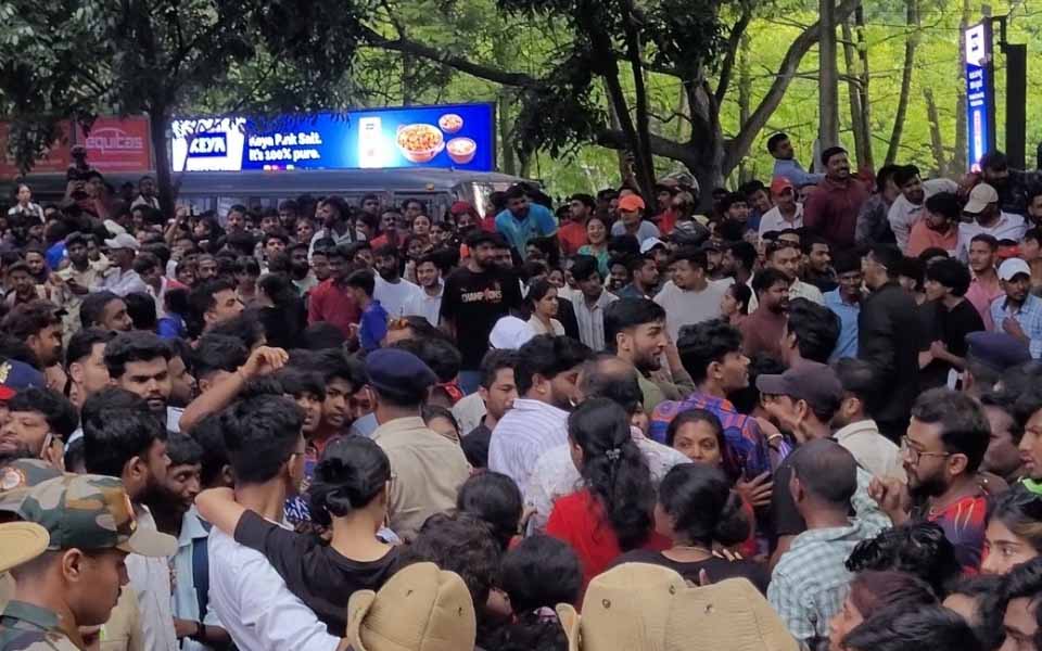 1749208181444 Huge crowd flocks in front of Gate 12 at M