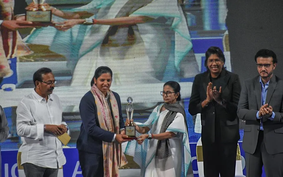 Richa Ghosh gets INR 34 lakh cash, gold chain, gold-plated bat-ball, Banga Bhushan, and DSP job with West Bengal government